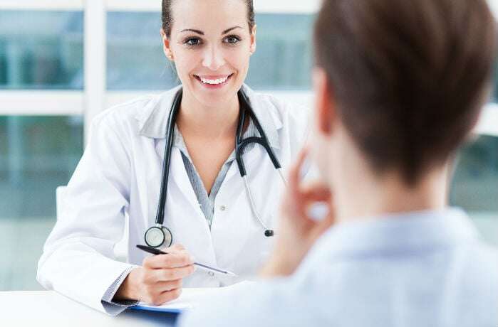 doctora con una paciente en su consulta