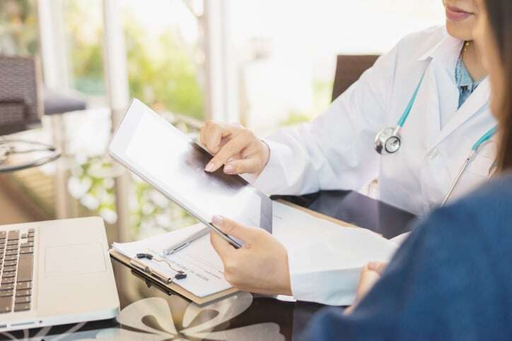 equipo médico gestionando las finanzas de la consulta