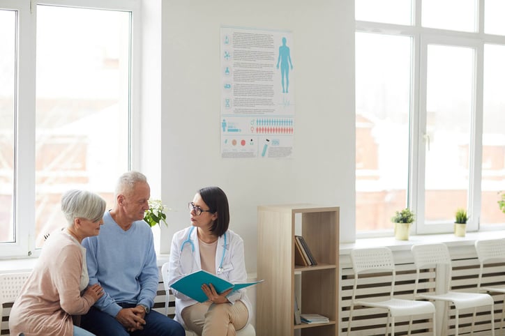 Doctora atendiendo a su paciente en la consulta médica