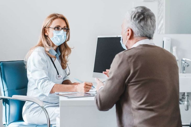médico en la consulta con su paciente